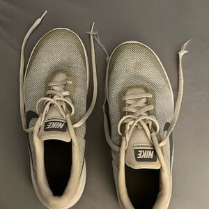 Nile Flex Experience, size 9, gray and white.